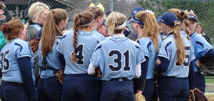 Louisville Leopards Softball 2018 Light Blue Jerses Huddle