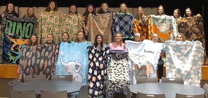 Louisville Girls Basketball Gives Back During the Holidays
